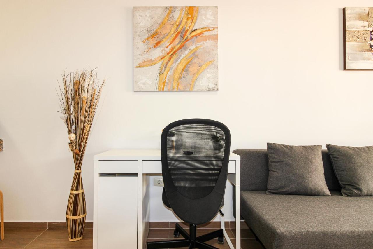 Beautiful Renovated Apartment With Air Conditioning Just Steps From The Sea In Playa San Juan Eksteriør billede